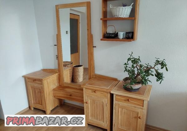 stolek-se-zrcadlem-a-komoda