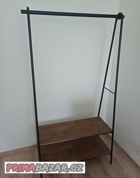 stojaci-vesak-na-obleceni