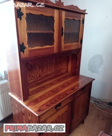 prosklena-jidelni-skrin