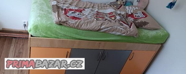 vyvysena-postel-s-uloznym-prostorem