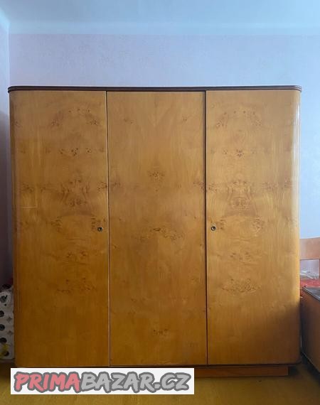 skrine-stena-nocni-stolky