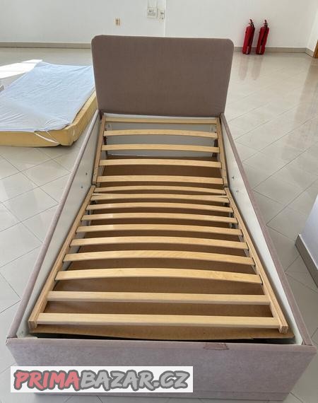 postel-s-rostem-matraci-a-ochrannym-potahem-na-matraci