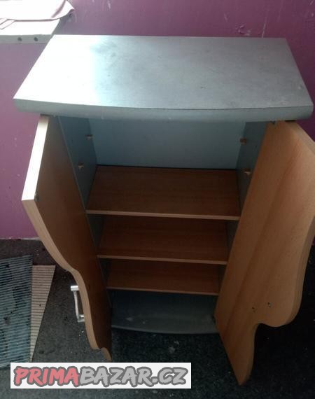 koupelnova-skrinka-starsi-ale-jeste-poslouzi