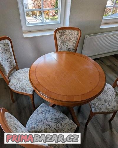 stul-kulaty-jidelni-rozkladaci-a-4-zidle-italie