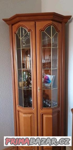 Vitrína rohová dřevěná, prosklená - výška 198 cm