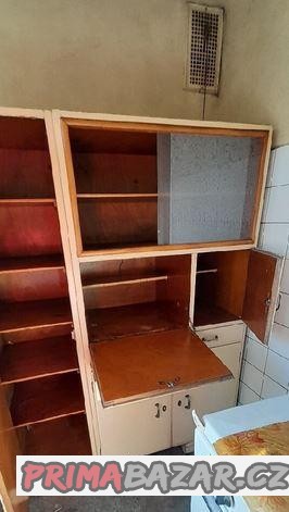 drevena-kredenc-z-50-let