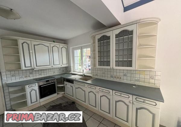 svetla-rustikalni-kuchyne-mali