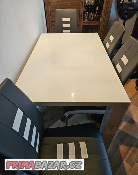 Stůl s židlemi