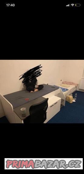 postel-se-stolem-a-skrinkou