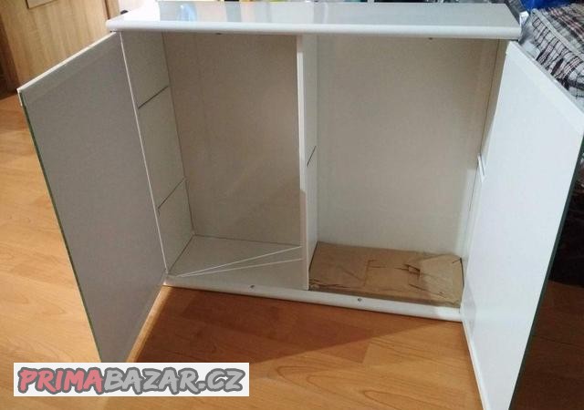 zavesna-skrinka-se-zrcadlem-baumax-465x405x145mm