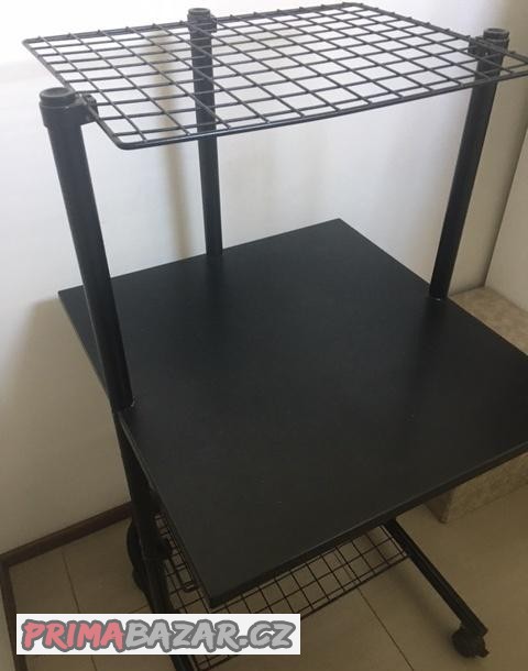 Mobilní kompaktní PC stůl s úložnými  policemi