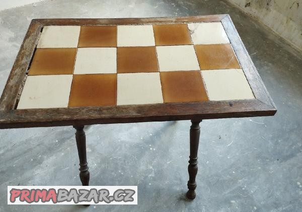 Prodám starší dřevěný stůl