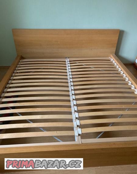 postel-180x200-s-nocnimi-stolky-a-komodou