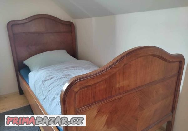 starozitna-drevena-postel