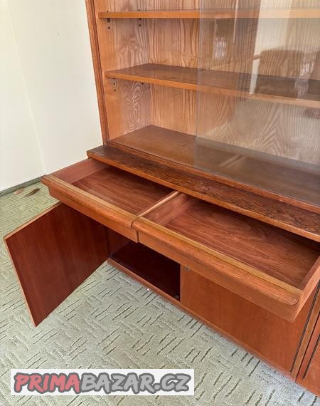 Starší skříně k renovaci