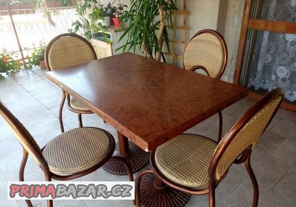 Stůl a čtyři židle