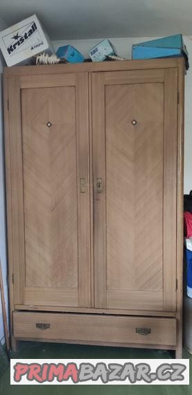 Zachovalá vintage skříň a noční stolek - set