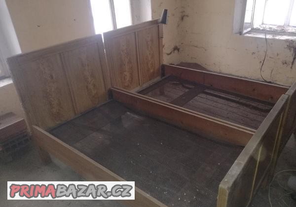 nabizim-2-kompletni-stejne-historicke-postele-s-dratenkou