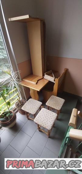 rohova-lavice-se-stolem-a-tremi-taburety