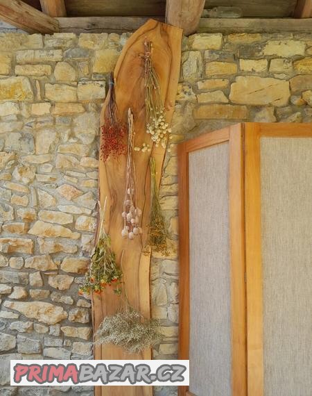 paravan-a-dekorativni-vesak-z-orechoveho-dreva