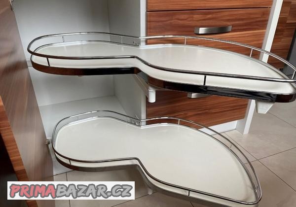 otocne-police-do-rohove-skrinky