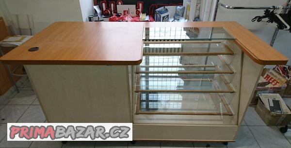 prodejni-pult-s-vitrinou-a-uloznym-prostorem