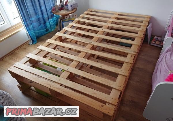 postel-z-palet-120-x-200-cm-zdarma-civku-jako-nocni-stolek