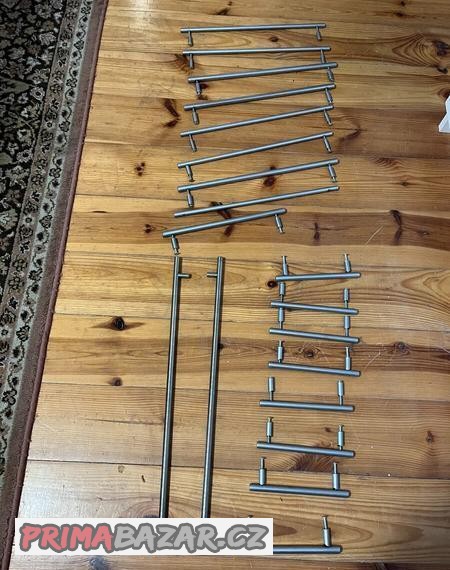 Uchytky, hrazdičky na nábytek