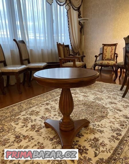 kulatý dřevěný stolek