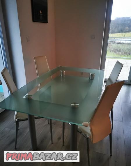 jidelni-stul-se-zidlemi