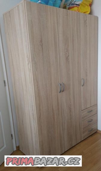 satni-skrin-s-policemi-a-zasuvkami-dub-sonoma