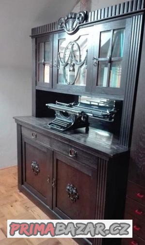 Starožitná dubová skříň