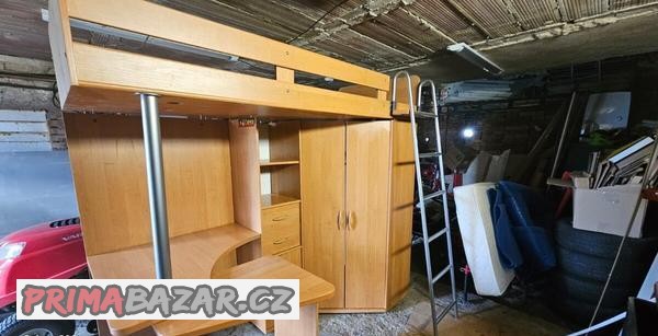 patrova-postel-s-satni-skrini-a-stolem