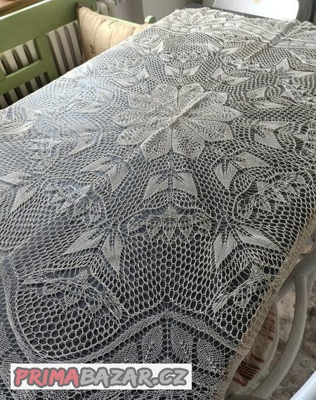 Starý háčkovaný kulatý ubrus