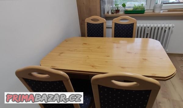 stul-4-zidle-ruzne-police