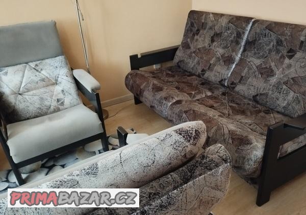 Starší, rozkládací sedací souprava v kombinaci dřeva a čalou