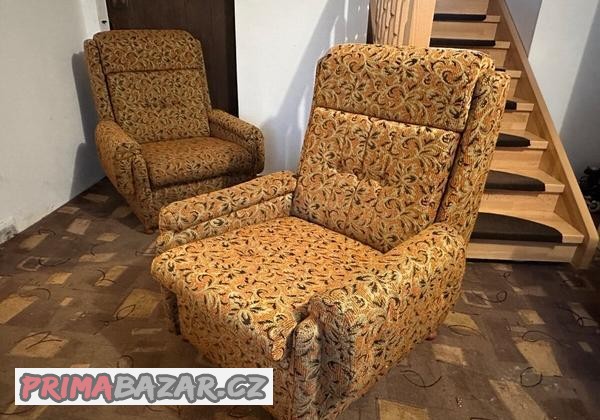 dve-velice-zachovala-kresla-a-konferecni-stul