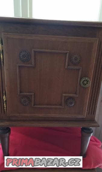 starozitne-nocni-stolky-s-ochrannym-sklem-2-ks