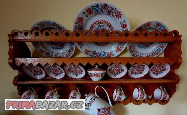 selska-police-s-malovanou-keramikou