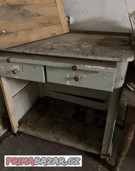 Pevný starý dřevěný ponk