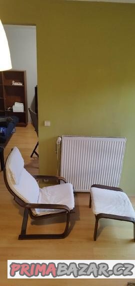 Křeslo polstrované s podnožníkem
