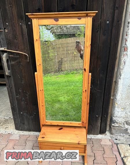 krasne-zrcadlo-s-suplikem