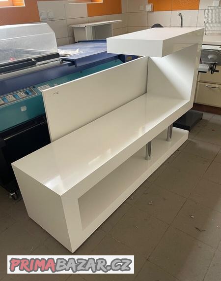 police-skrin-nizka-bila