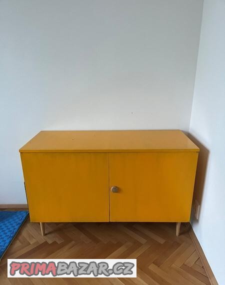 zluta-skrinka-v-retro-designu