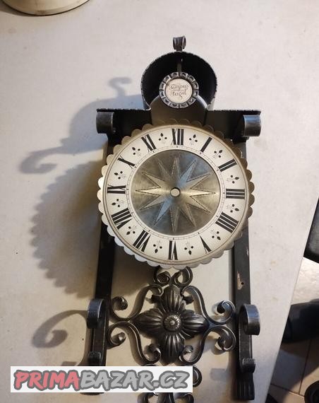 Hodiny kovové