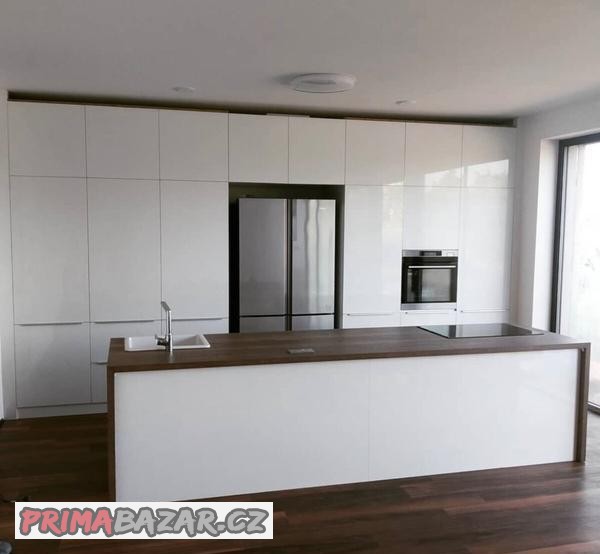 kuchyne-bila-lesk