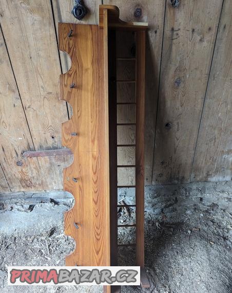 Dřevěná police s háčky, zdobený vesnický styl