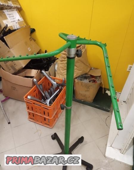obchodni-stojan-stendr-zeleny