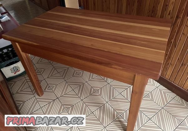 masivni-modrinovy-stul-1250x750