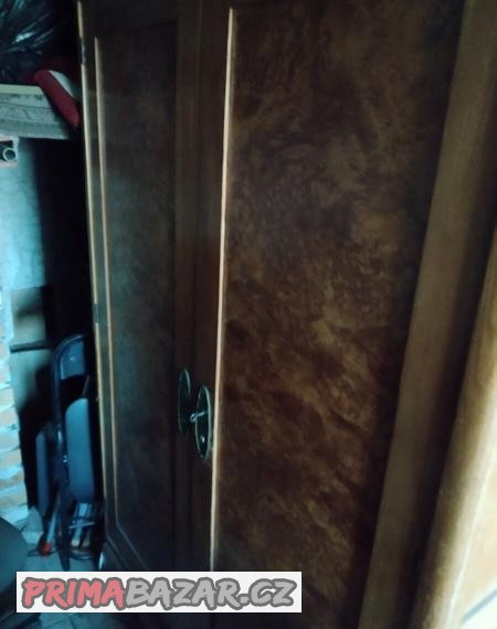 skříně z masivu